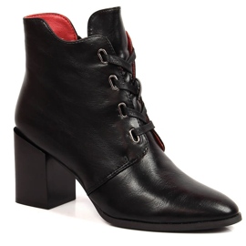 Bottes pour femmes isolées noires sur le poteau par M. Daszyński