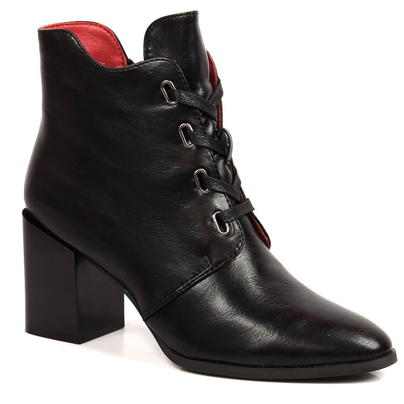 Bottes pour femmes isolées noires sur le poteau par M. Daszyński le noir