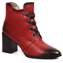 Bottes pour femmes isolées rouges sur le poteau M. Daszyński noir