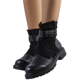 Bottes noires avec une ceinture de Kevin le noir