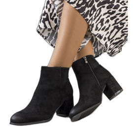 Bottines noires sur le poteau Silas
