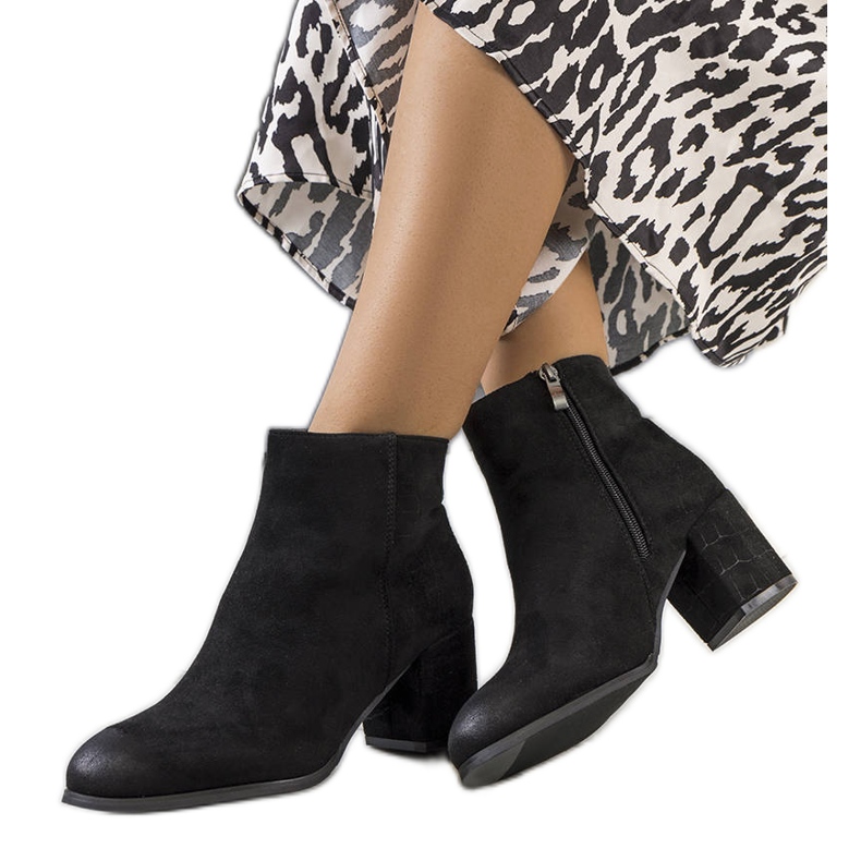 Bottines noires sur le poteau Silas le noir