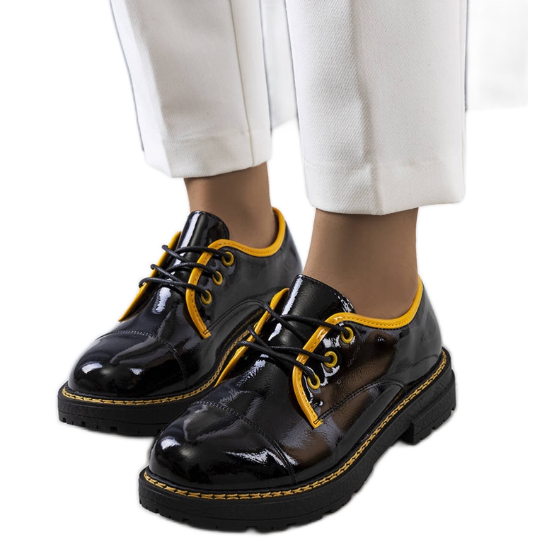 PA1 Chaussures Kuzem laquées noir et jaune le noir