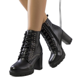 PA1 Bottes noires sur le poste de Porrena