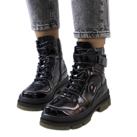 Bottes en cuir verni noir de Salent le noir