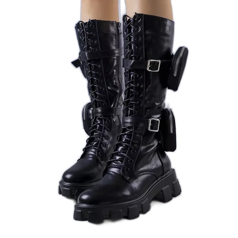 Bottes hautes noires avec une chaîne de Nererin le noir