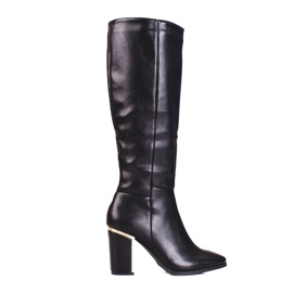 Bottes pour femmes sur un poste shelovet noir