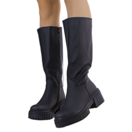 BM Bottes noires isolées de Salda