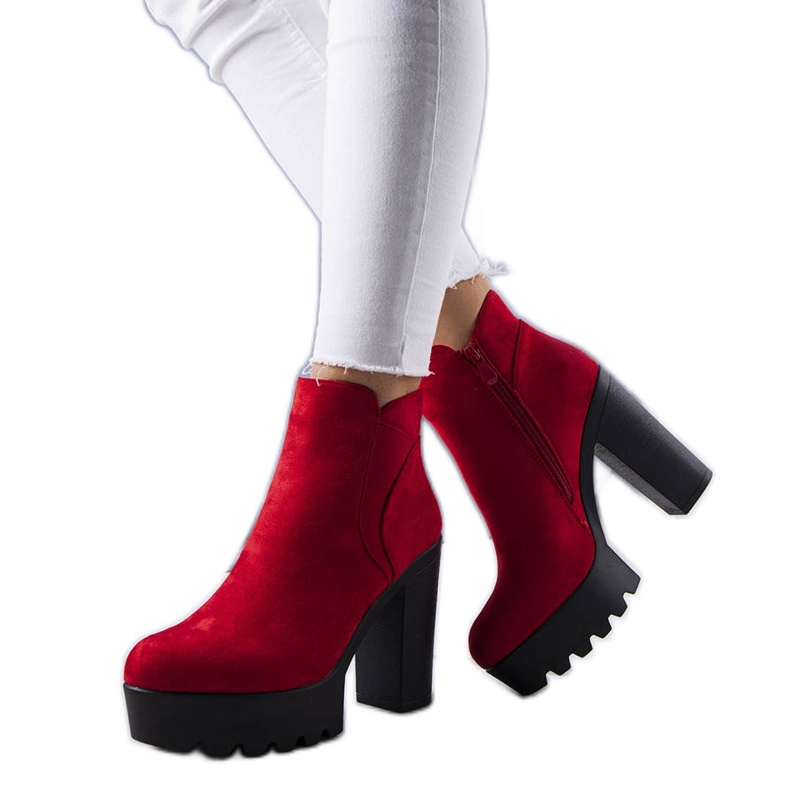 BM Bottes isolées rouges sur la plateforme Miran