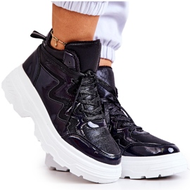 Chaussures de sport isolées noires pour femmes le noir