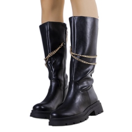 Bottes noires isolées avec une chaîne Moruz le noir