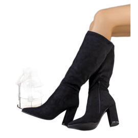 BM Bottes noires isolées sur le poteau Narcis