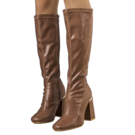 Bottes marron sur le poteau de Sarabi brun