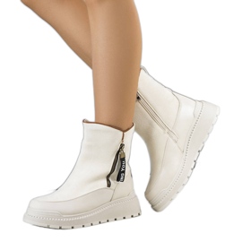 BM Bottes isolées beiges sur la plateforme Niklas