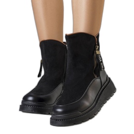 Bottes isolées noires sur la plateforme Niklas