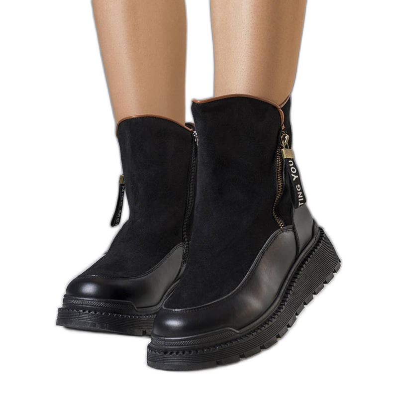 Bottes isolées noires sur la plateforme Niklas le noir