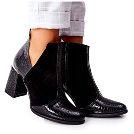 Bottes en cuir pour femmes sur un talon noir