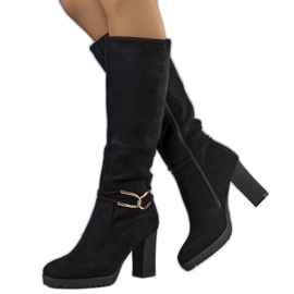 Bottes noires isolées sur le poteau Dardo le noir
