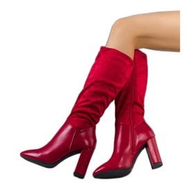 Bottes chaudes rouges sur le poste Delfor