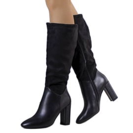 Bottes chaudes noires sur le poste Delfor le noir