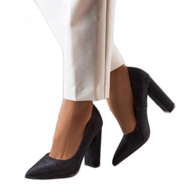 PA1 Escarpins noirs sur le post Theiss