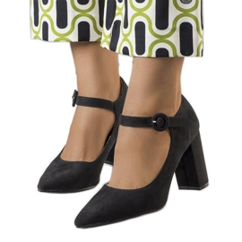 Escarpins noirs sur le poste Keller