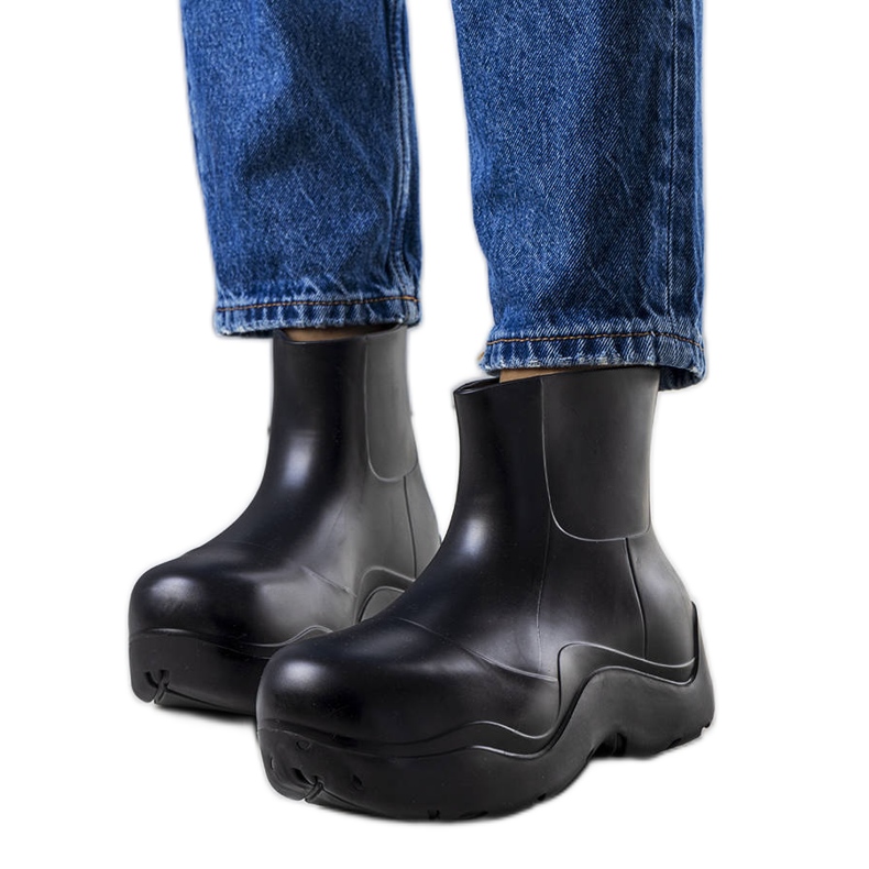 Bottes en caoutchouc noir sur une semelle Frolo haute le noir