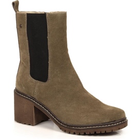 Bottes en daim en cuir sur le poteau isolées Filippo W PAW392B beige