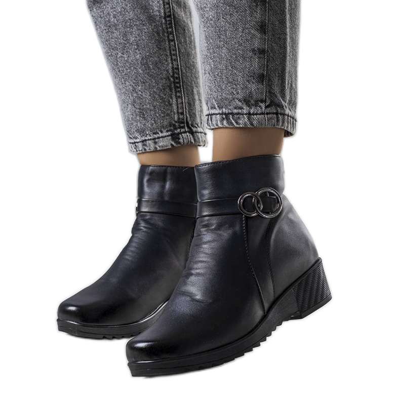 PA1 Bottes isolées noires sur le coin de Yarela le noir