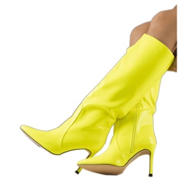 Bottes de néon jaune sur un talon haut