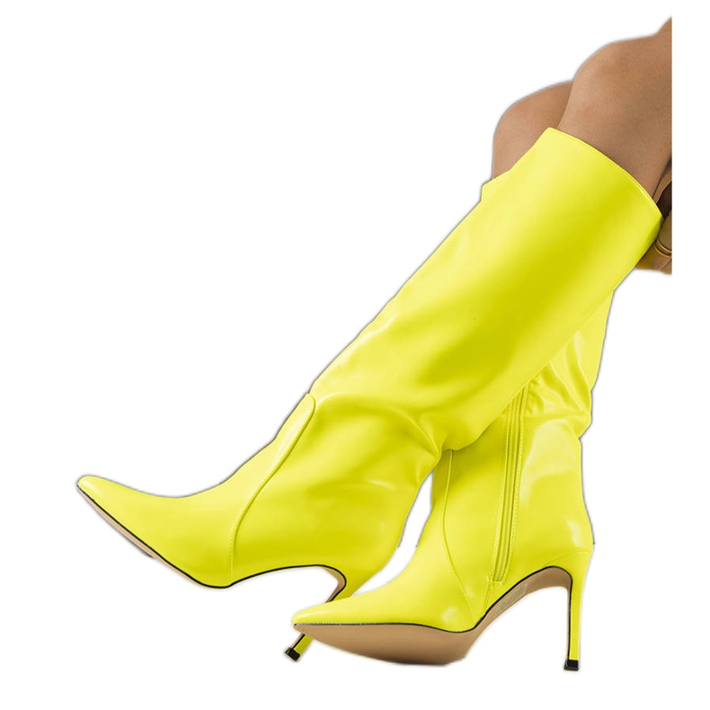 Bottes de néon jaune sur un talon haut