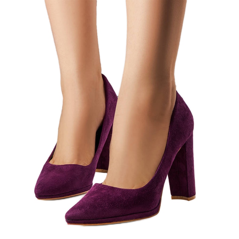 Les escarpins violets à talons hauts d'Emma