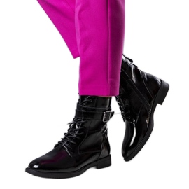 Bottines en cuir verni noir isolé Pompi le noir