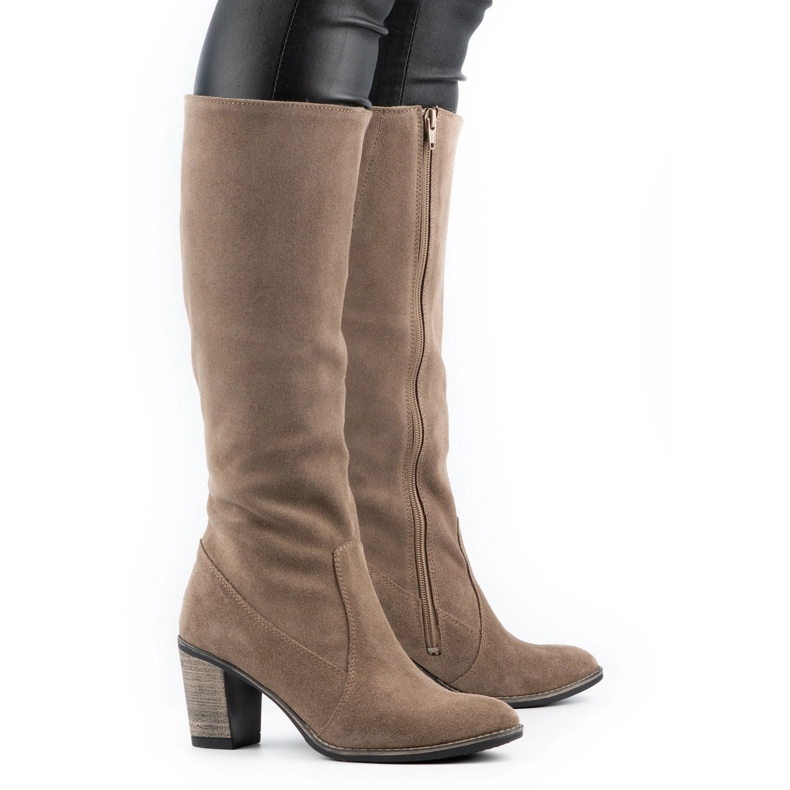 Olivier Bottes isolées pour femmes sur un poteau de terre beige Olivier Bottes isolées pour femmes sur un poteau de terre beige