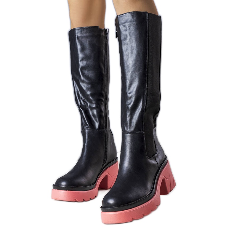 BM Bottes noires à semelles roses de Charla le noir