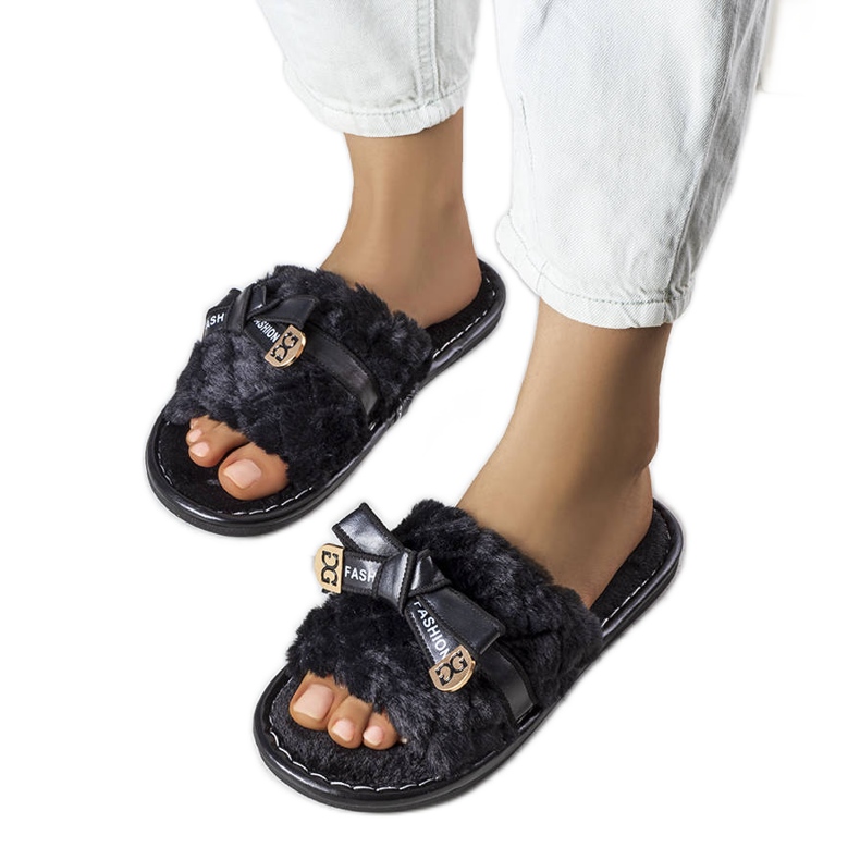 Pantoufles noires avec un noeud de Peter le noir