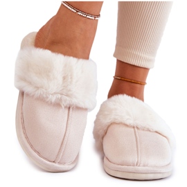 Des pantoufles lisses des femmes avec une fourrure beige brillante