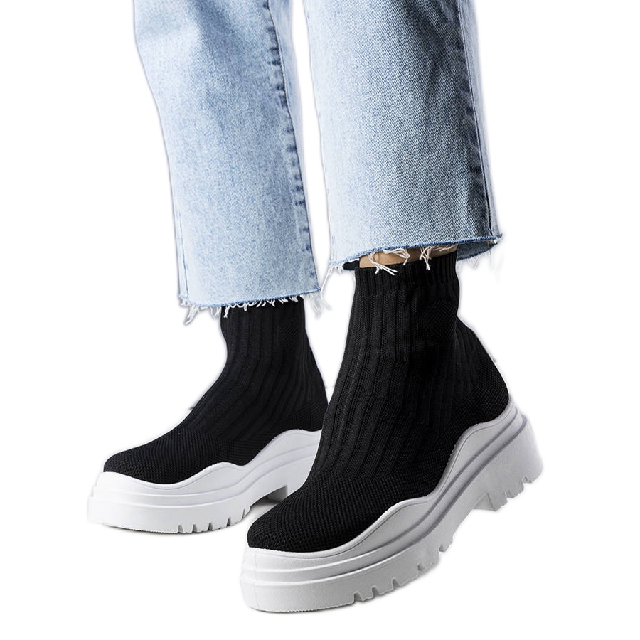 Bottines sales noires chaussettes