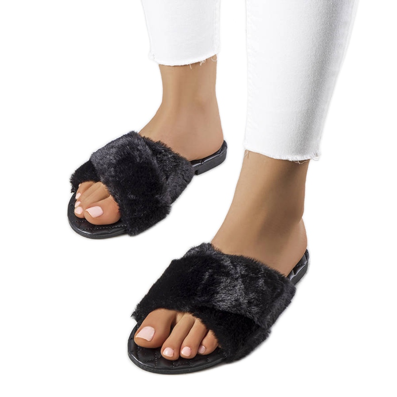 Claquettes Karsyn noires avec fourrure le noir