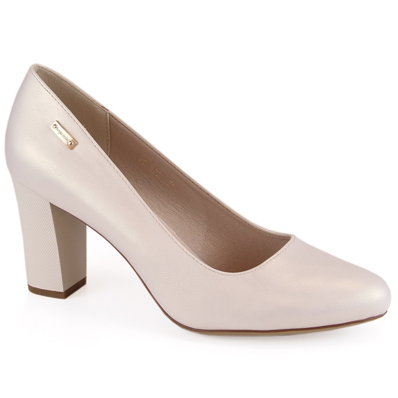 Escarpins nacrés beiges sur un poteau décoratif de Sergio Leone