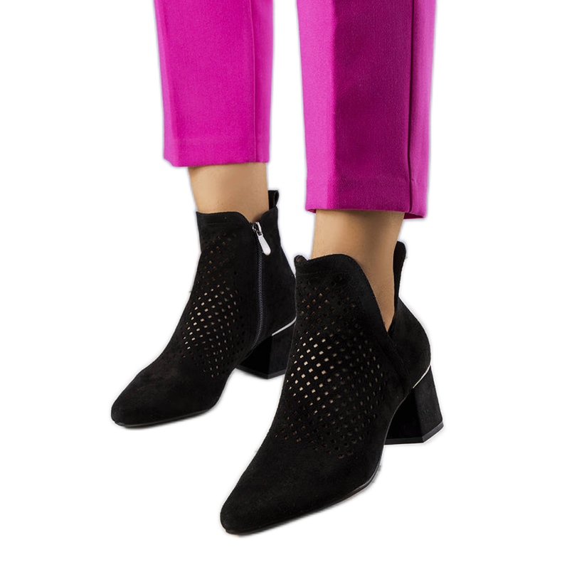 BM Bottes noires ajourées sur le poteau de Bernadette le noir BM Bottes noires ajourées sur le poteau de Bernadette le noir
