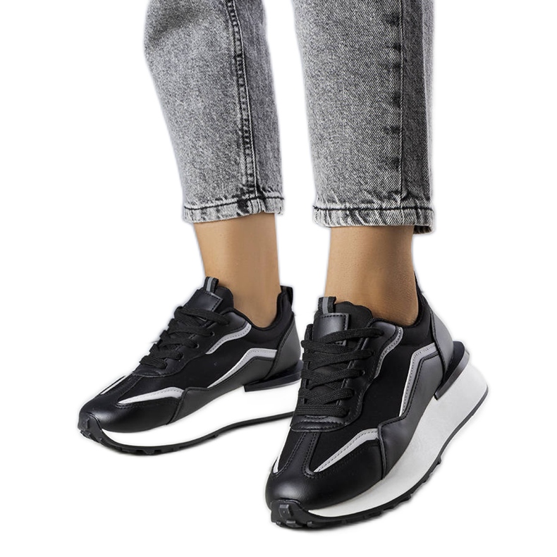 Baskets noires sur la plateforme Ada le noir