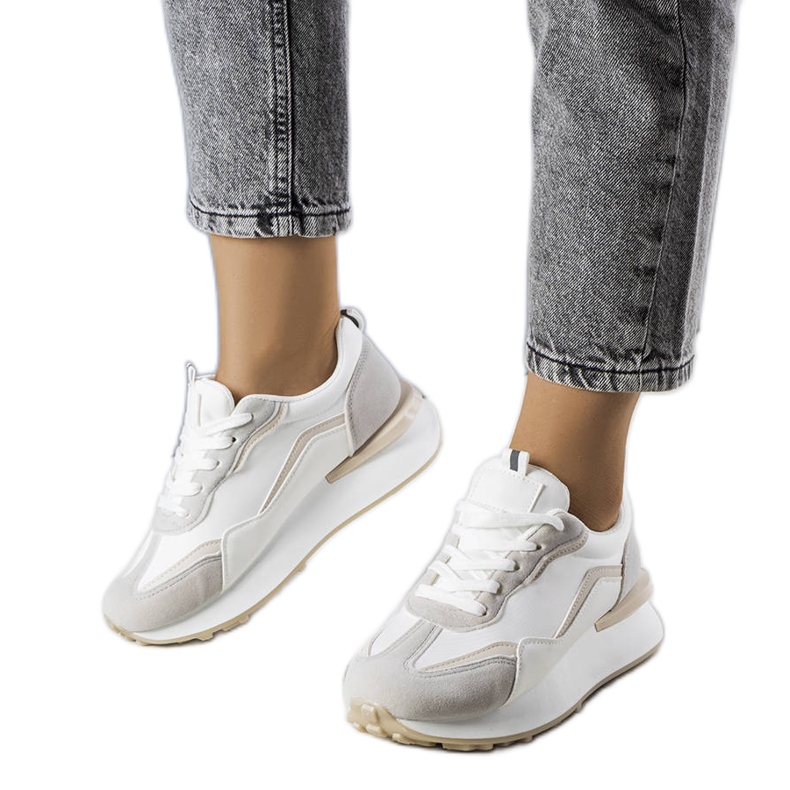 BM Baskets grises sur la plateforme Ada beige