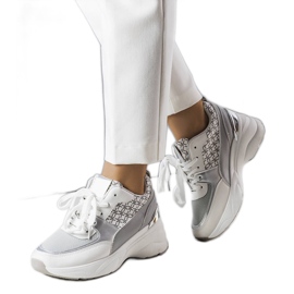 Baskets grises décorées du monogramme Lora