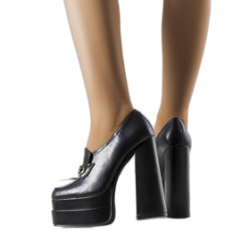 BM Escarpins noirs sur un gros bloc de Janie