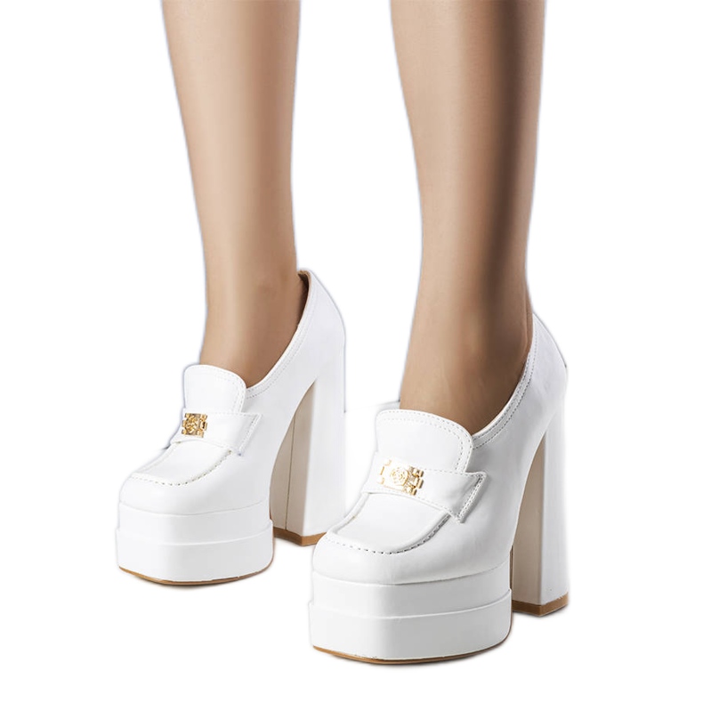 Escarpins blancs sur un gros bloc de Janie blanche Escarpins blancs sur un gros bloc de Janie blanche