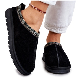 Des pantoufles en daim pour femmes avec de la fourrure et de la broderie noire le noir