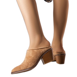 Claquettes beiges à devant intégré de Linda Claquettes beiges à devant intégré de Linda