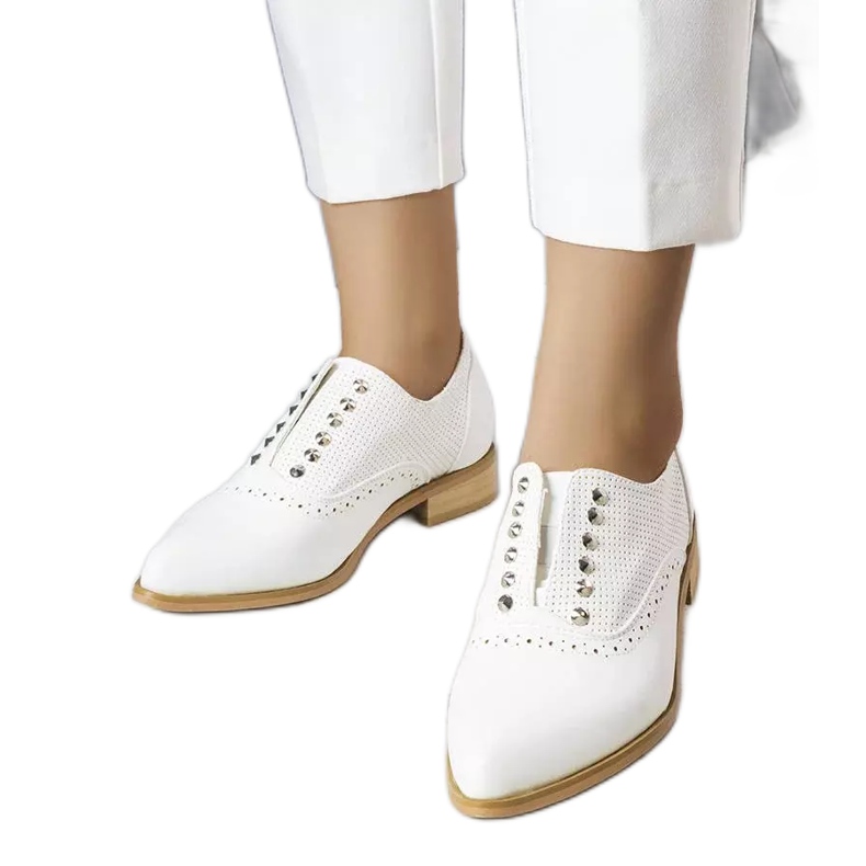 BM Chaussures blanches ajourées à clous Erin
