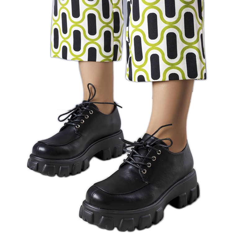 Chaussures noires à semelle massive de Lynn le noir